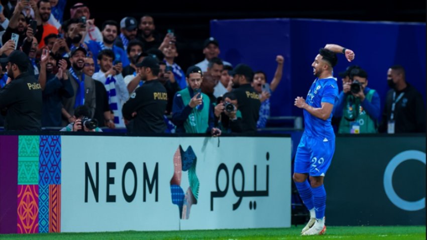 نجم الهلال الدوسري يشعل مواقع التواصل بتصرفه مع حارس اتحاد جدة